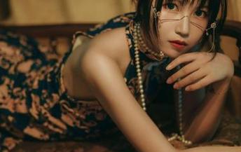 画外音：逐月Su的美腿，真该做壁纸啊！