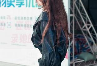 魔镜街拍 – 在粉裙中忙碌的婷婷—高清记录她的工作日常写真