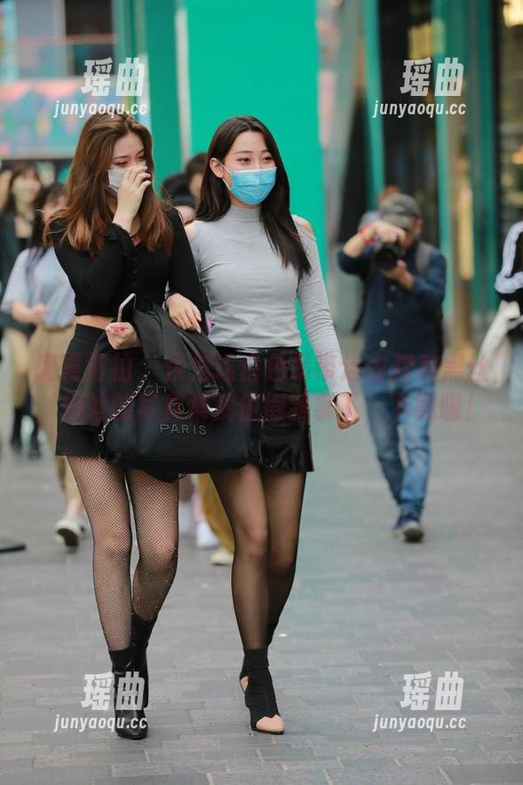 魔镜街拍-婷婷 魔镜街拍 - 仅凭这白色吊带连衣裙和黑丝,婷婷的写真集就值得我拿下,下载啦!