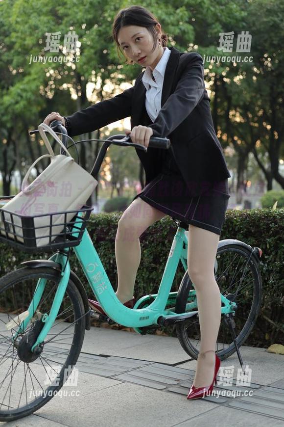 魔镜街拍-婷婷 魔镜街拍 - 下午茶时间就该欣赏婷婷的这组写真,包臀灰裙如同微风轻拂,真让人想设成壁纸了。